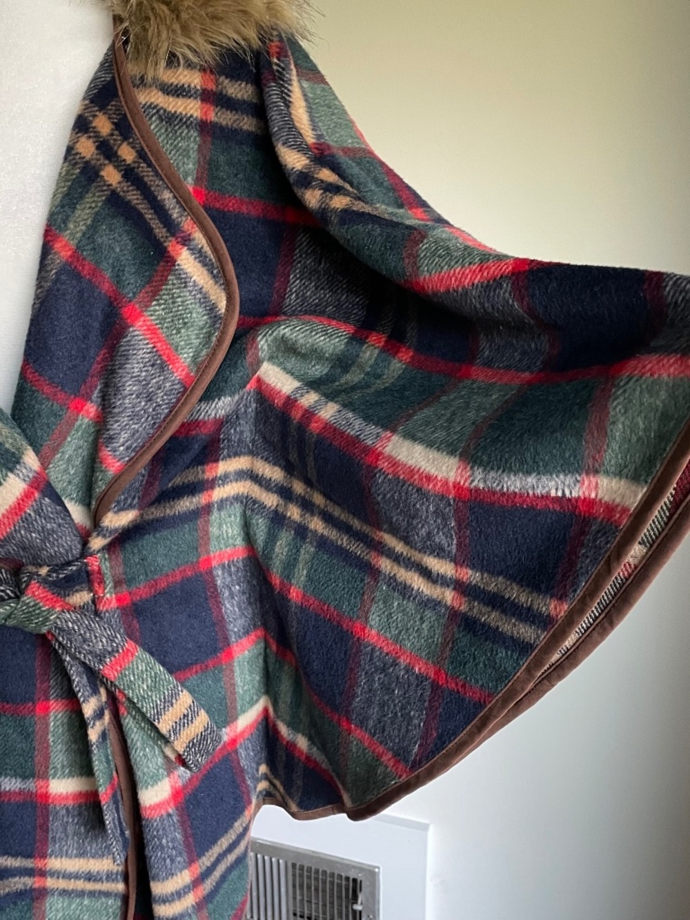 ETWO Luxury Tartan Plaid Cape Poncho Coat with Faux Fur Collar O/S - Picture 2 of 12
